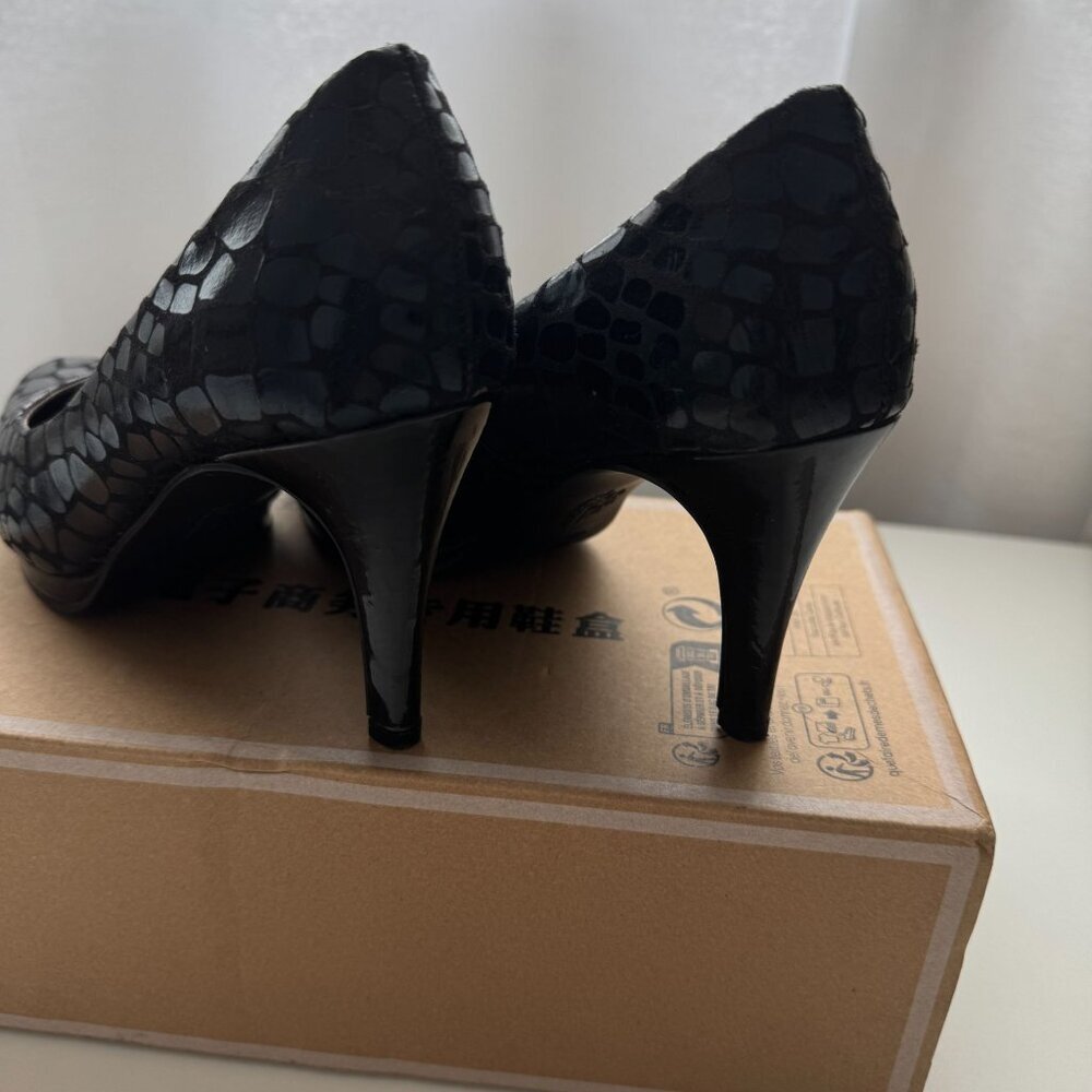 LifeStride Women's Black Croc-Embossed Heels With Memory Foam Comfort Pumps - Picture 4 of 8